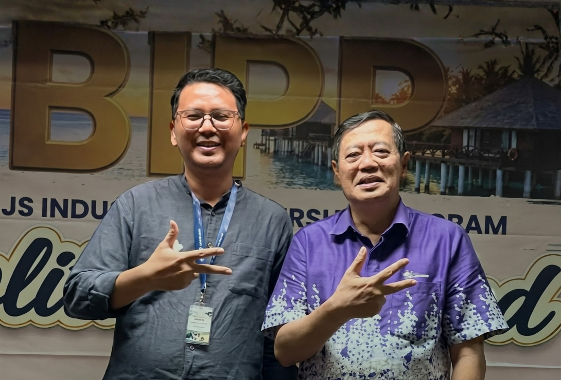 CVO Madhava berpose dengan pihak BINUS