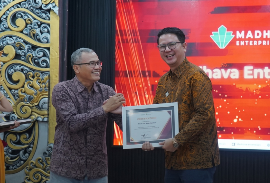 CVO Madhava berjabat tangan dengan pihak INSTIKI